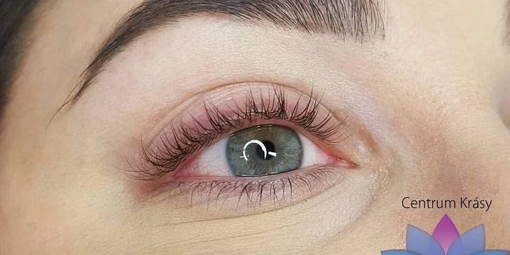 Spaľujúci pohľad vďaka trvalej na riasy a ich farbeniu v salóne Marsella