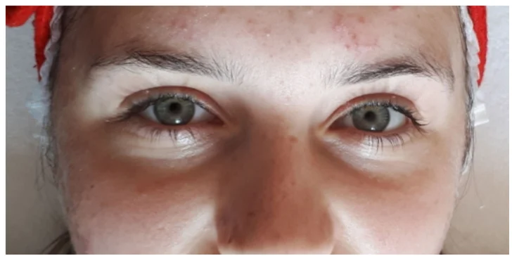 Spaľujúci pohľad vďaka trvalej na riasy a ich farbeniu v salóne Marsella