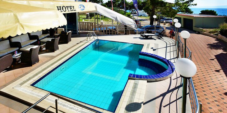 Pobyt v hoteli neďaleko Makarskej riviéry pre pár alebo rodinu: raňajky a bazén