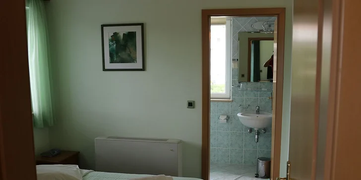 Pobyt v hoteli neďaleko Makarskej riviéry pre pár alebo rodinu: raňajky a bazén