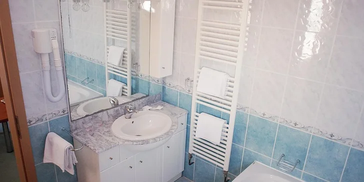 Pobyt v hoteli neďaleko Makarskej riviéry pre pár alebo rodinu: raňajky a bazén