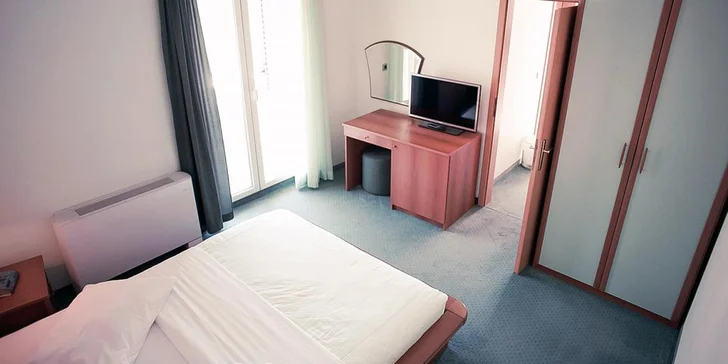 Pobyt v hoteli neďaleko Makarskej riviéry pre pár alebo rodinu: raňajky a bazén