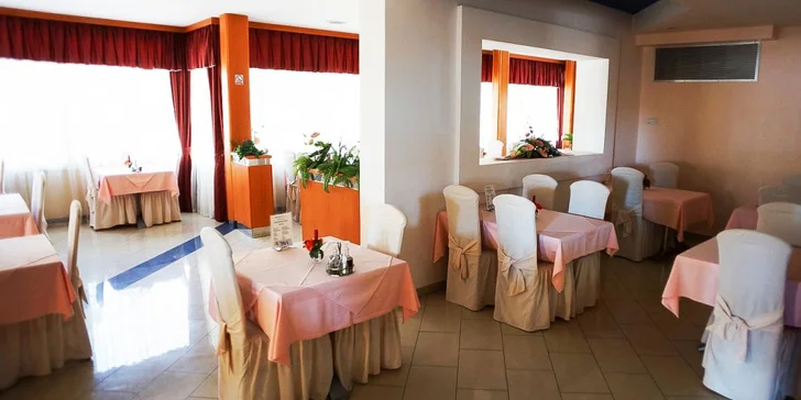 Pobyt v hoteli neďaleko Makarskej riviéry pre pár alebo rodinu: raňajky a bazén