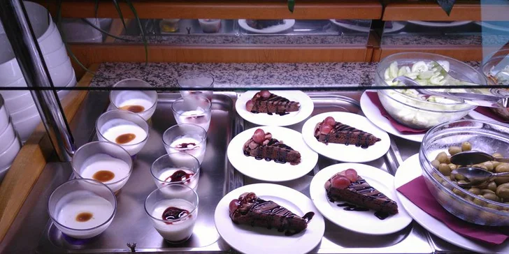 Pobyt v hoteli neďaleko Makarskej riviéry pre pár alebo rodinu: raňajky a bazén