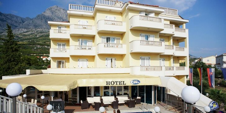 Pobyt v hoteli neďaleko Makarskej riviéry pre pár alebo rodinu: raňajky a bazén