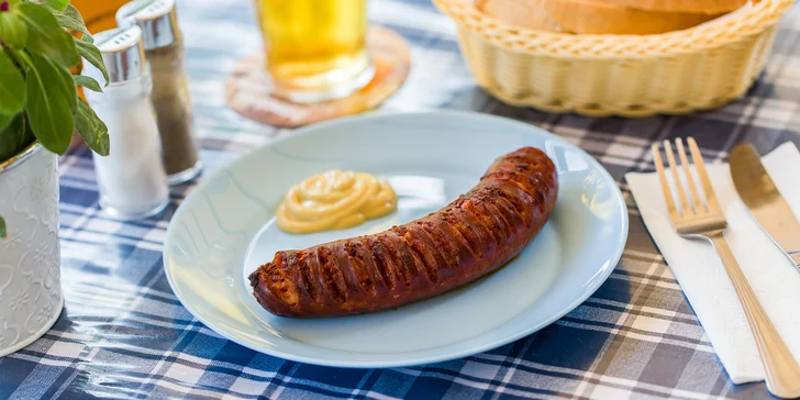 Pečená domáca klobása a pivo, radler alebo Kofola