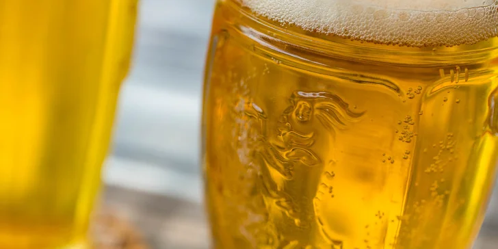 Pečená domáca klobása a pivo, radler alebo Kofola