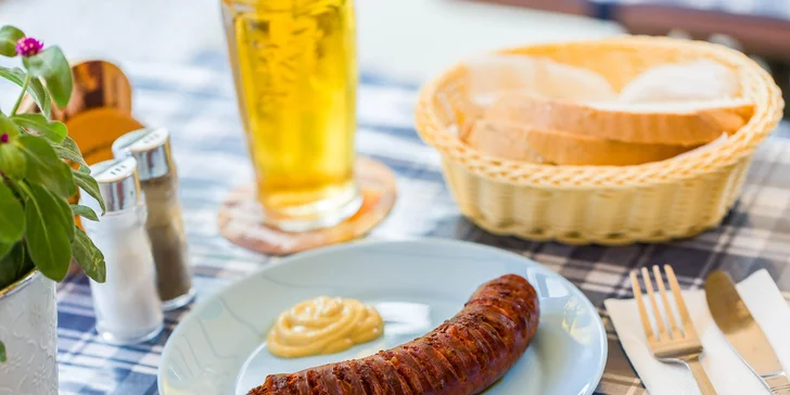 Pečená domáca klobása a pivo, radler alebo Kofola