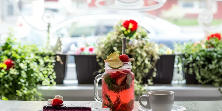 Káva alebo domáca limonáda + cheesecake v MŇAU KAFÉ