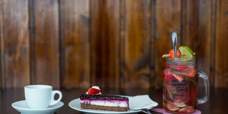 Káva alebo domáca limonáda + cheesecake v MŇAU KAFÉ