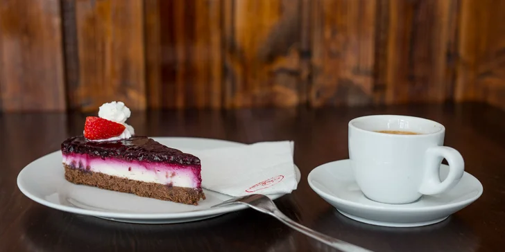 Káva alebo domáca limonáda + cheesecake v MŇAU KAFÉ