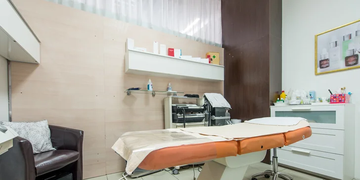 Žiarivo biely úsmev s laserovým bielením zubov bez peroxidu