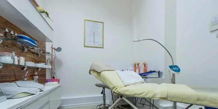 Žiarivo biely úsmev s laserovým bielením zubov bez peroxidu