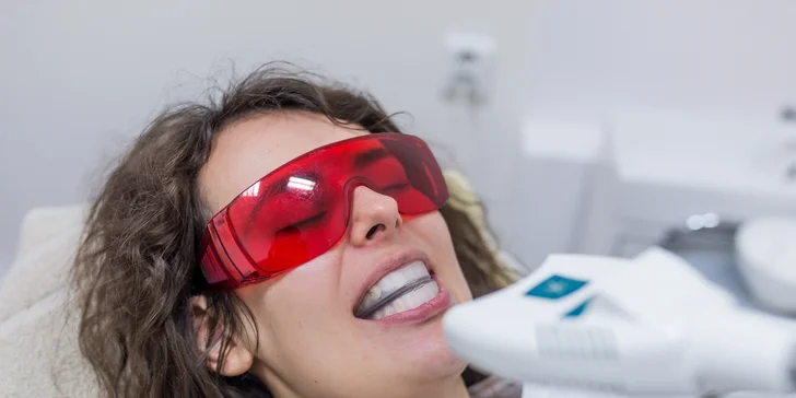 Žiarivo biely úsmev s laserovým bielením zubov bez peroxidu