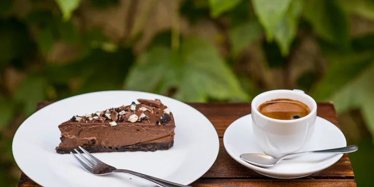 Káva alebo domáca limonáda + cheesecake v MŇAU KAFÉ