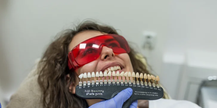 Žiarivo biely úsmev s laserovým bielením zubov bez peroxidu