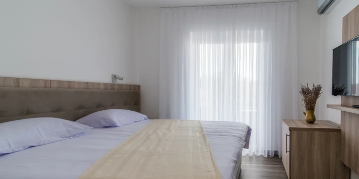 Leto na ostrove Krk v izbe s balkónom v letovisku Malinska