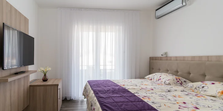 Leto na ostrove Krk v izbe s balkónom v letovisku Malinska