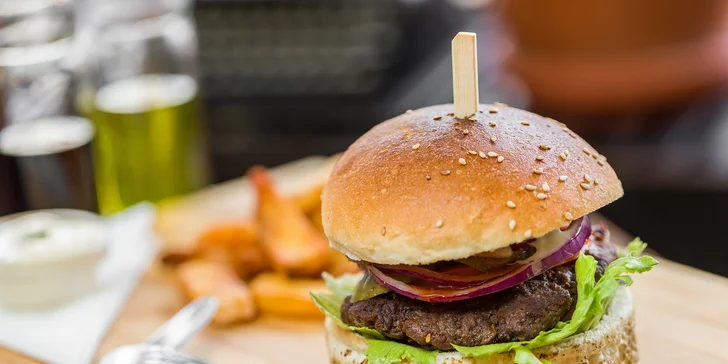 Domáce burgery alebo grilované rebierka v Cafe Stena