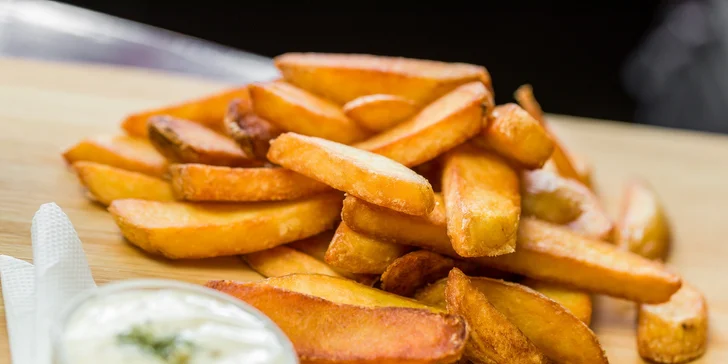Domáce burgery alebo grilované rebierka v Cafe Stena