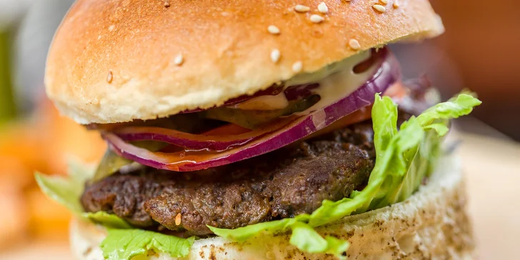 Domáce burgery alebo grilované rebierka v Cafe Stena