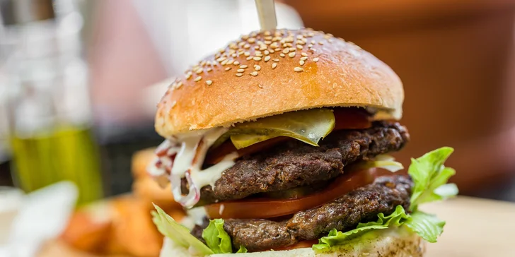 Domáce burgery alebo grilované rebierka v Cafe Stena