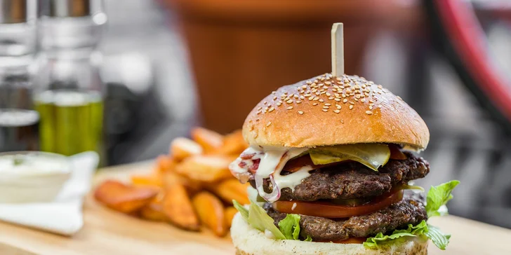 Domáce burgery alebo grilované rebierka v Cafe Stena