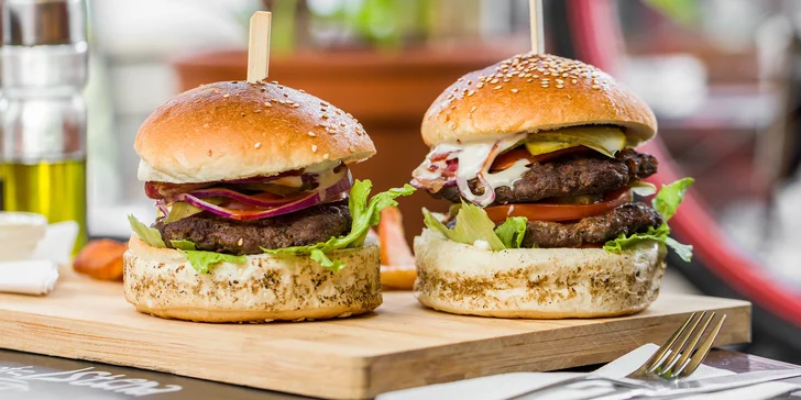 Domáce burgery alebo grilované rebierka v Cafe Stena