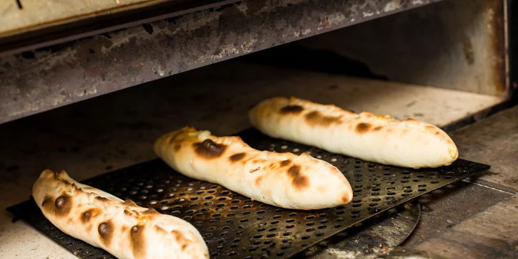 Pizzadog alebo pečené rebrá s pizza chlebom a omáčkou