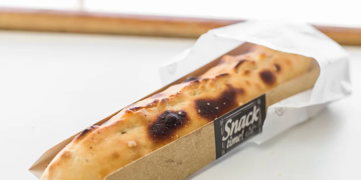 Pizzadog alebo pečené rebrá s pizza chlebom a omáčkou