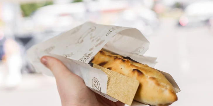 Pizzadog alebo pečené rebrá s pizza chlebom a omáčkou