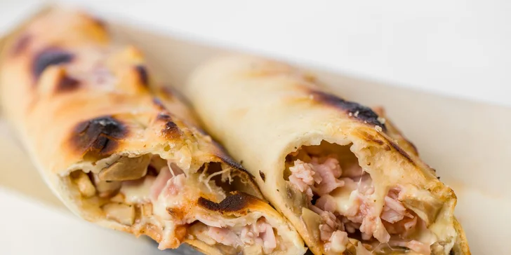 Pizzadog alebo pečené rebrá s pizza chlebom a omáčkou