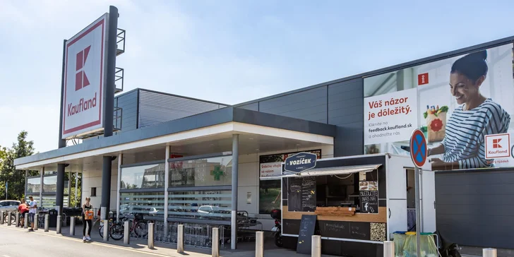 Pizzadog alebo pečené rebrá s pizza chlebom a omáčkou