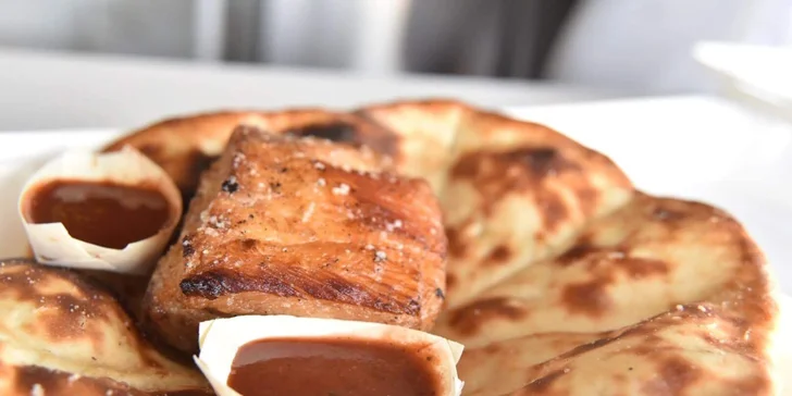 Pizzadog alebo pečené rebrá s pizza chlebom a omáčkou