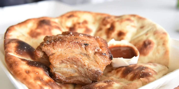 Pizzadog alebo pečené rebrá s pizza chlebom a omáčkou