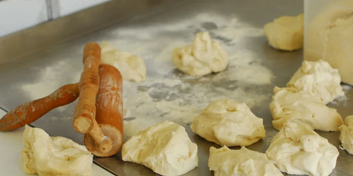 Pizzadog alebo pečené rebrá s pizza chlebom a omáčkou