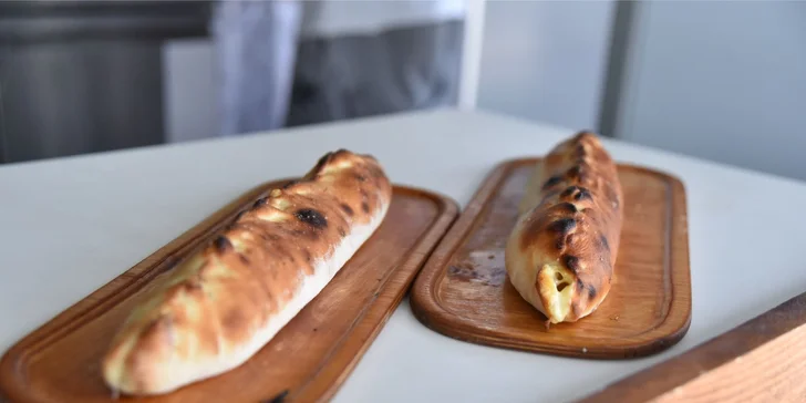 Pizzadog alebo pečené rebrá s pizza chlebom a omáčkou