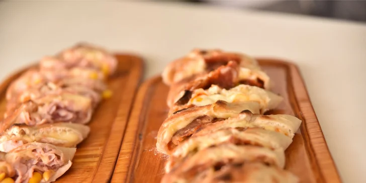Pizzadog alebo pečené rebrá s pizza chlebom a omáčkou