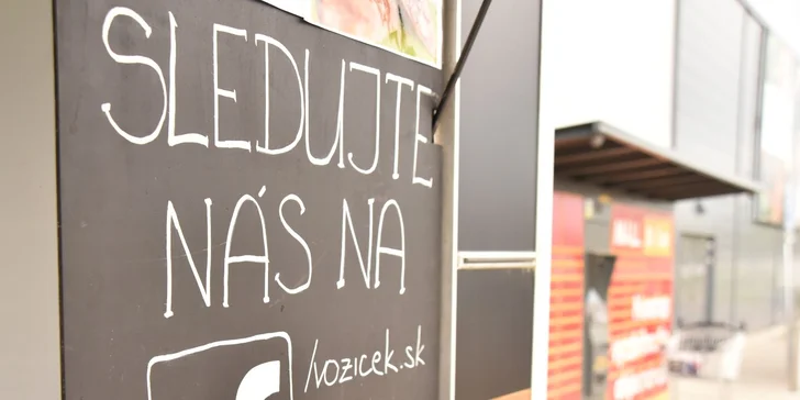 Pizzadog alebo pečené rebrá s pizza chlebom a omáčkou