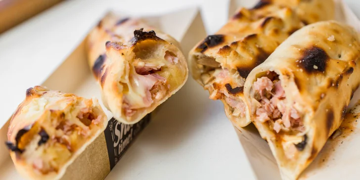 Pizzadog alebo pečené rebrá s pizza chlebom a omáčkou