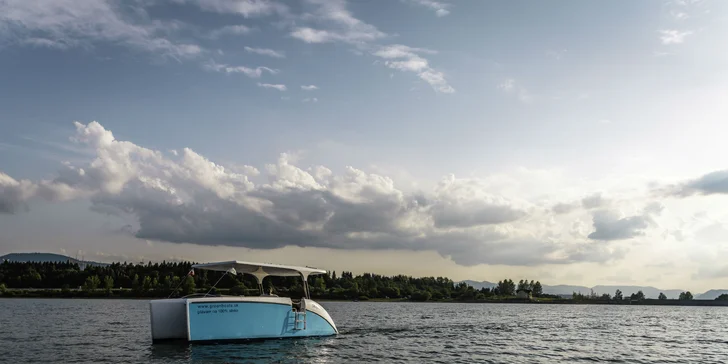 Ekologická súkromná plavba katamaranom na solárny pohon po Liptovskej Mare