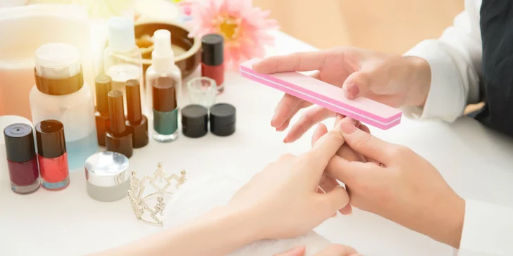 Japonská manikúra či krásne gélové nechty na šablóny