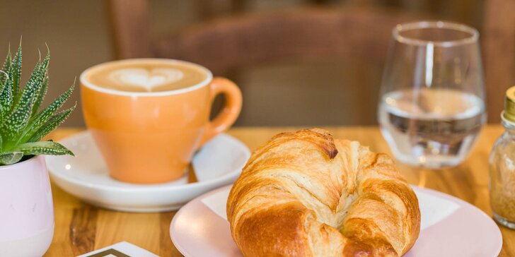 Sladký alebo slaný plnený croissant + káva podľa výberu