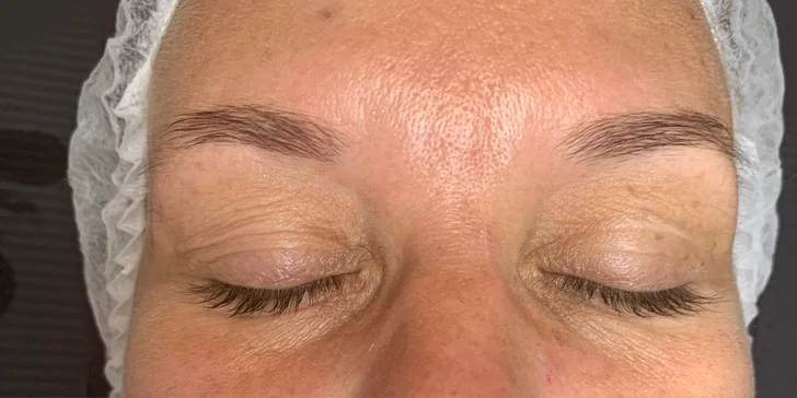 Dokonalé obočie s rôznymi druhmi úpravy alebo líčenie v Andrea Beauty