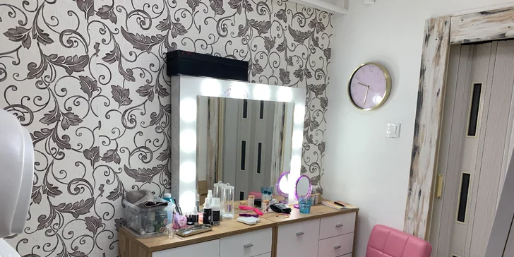 Dokonalé obočie s rôznymi druhmi úpravy alebo líčenie v Andrea Beauty