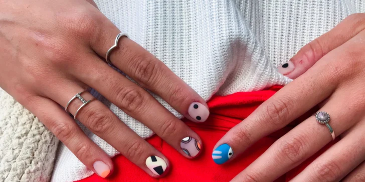 Vyberte si z niekoľkých druhov manikúr a pedikúr v Asti Nails Studio