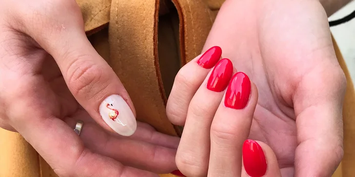 Vyberte si z niekoľkých druhov manikúr a pedikúr v Asti Nails Studio