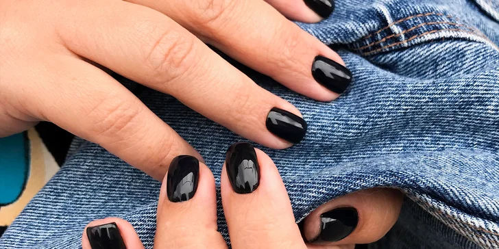 Vyberte si z niekoľkých druhov manikúr a pedikúr v Asti Nails Studio