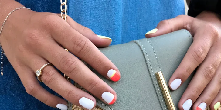 Vyberte si z niekoľkých druhov manikúr a pedikúr v Asti Nails Studio