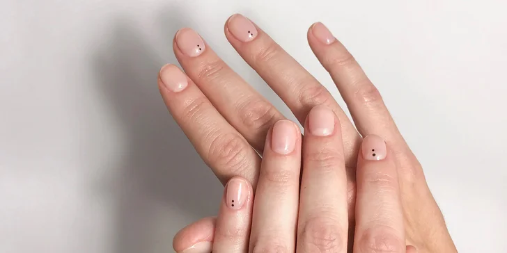 Vyberte si z niekoľkých druhov manikúr a pedikúr v Asti Nails Studio